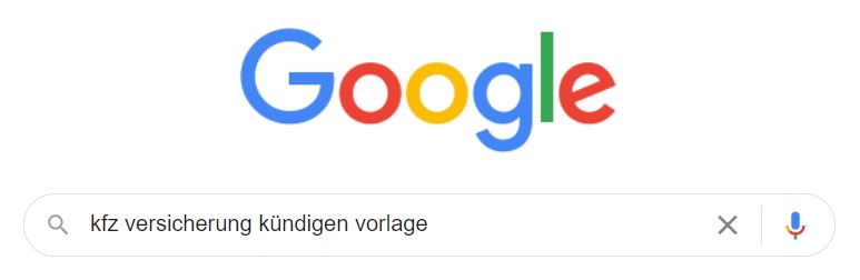Man sieht die Google Suchleiste, in welche die Suchanfrage „Kfz-Versicherung kündigen Vorlage“ eingegeben wurde.