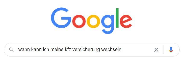 Man sieht die Google Suchleiste, in welche die Suchanfrage „wie kann ich meine Kfz-Versicherung wechseln“ eingegeben wurde.