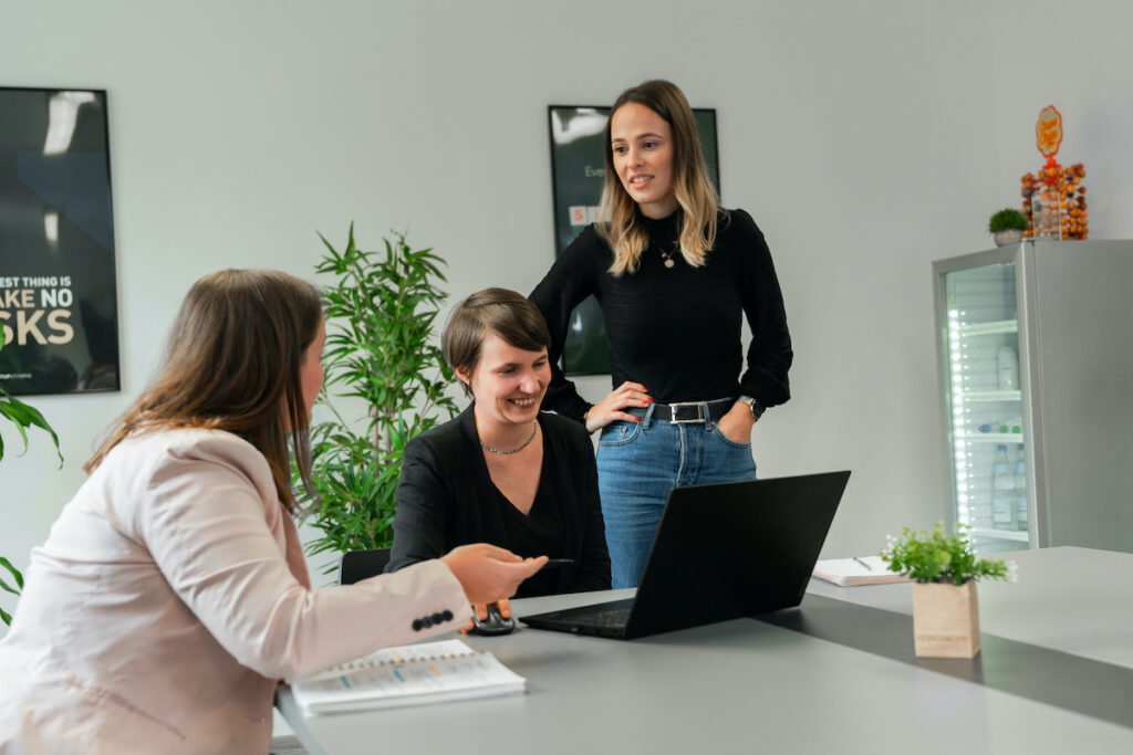 Interdisziplinäres Meeting im Büro von Kosch Klink Performance