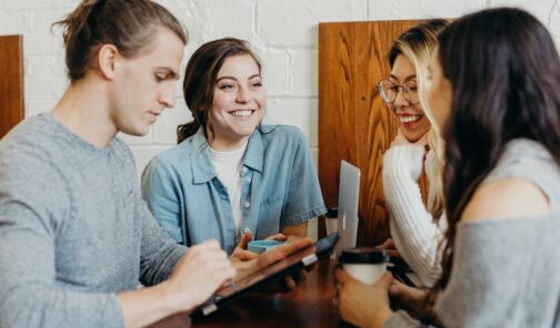 Ein Team feiert SEO Erfolge in der Finanzbranche