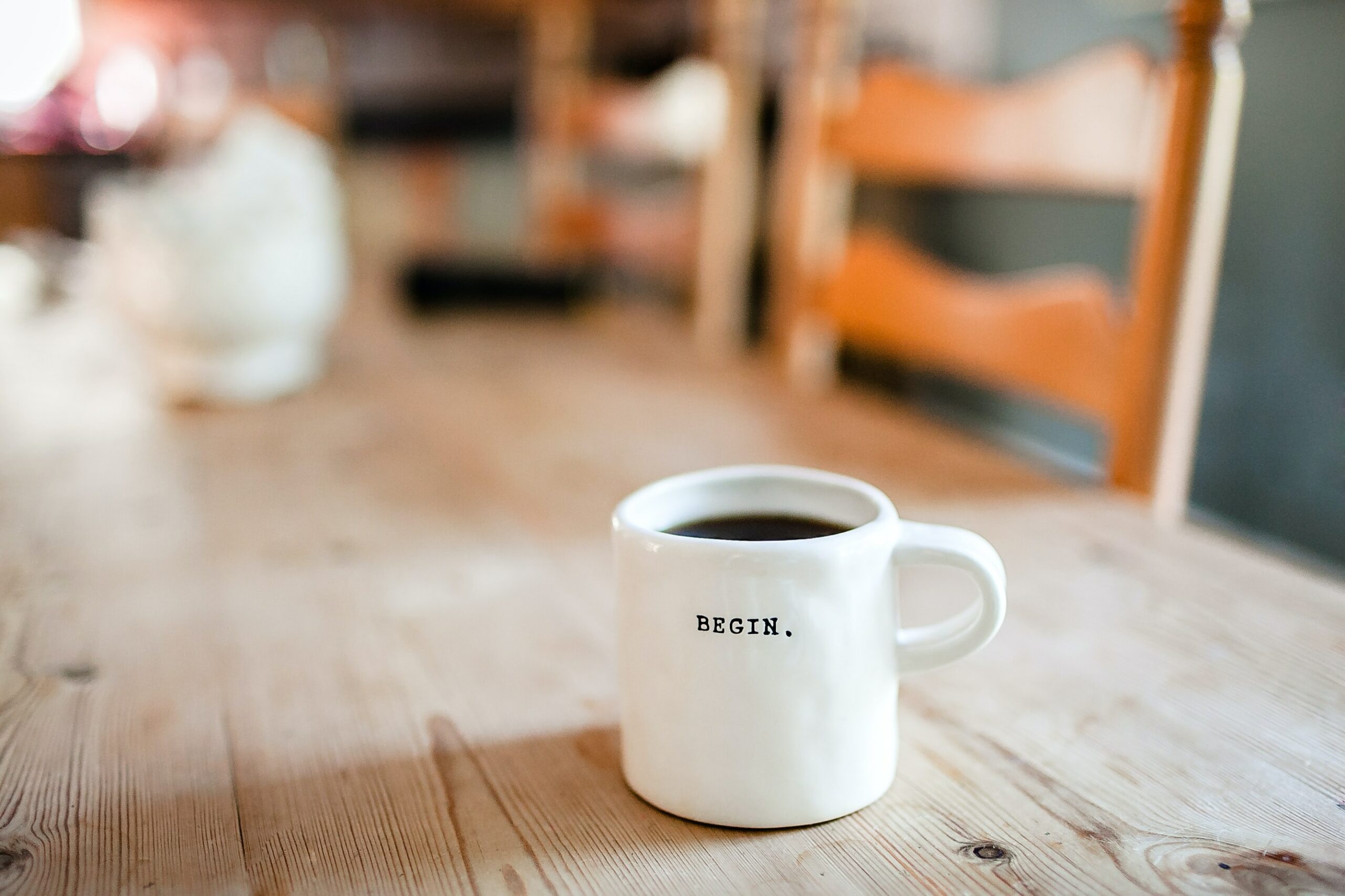 Eine Kaffeetasse steht in einem Büro