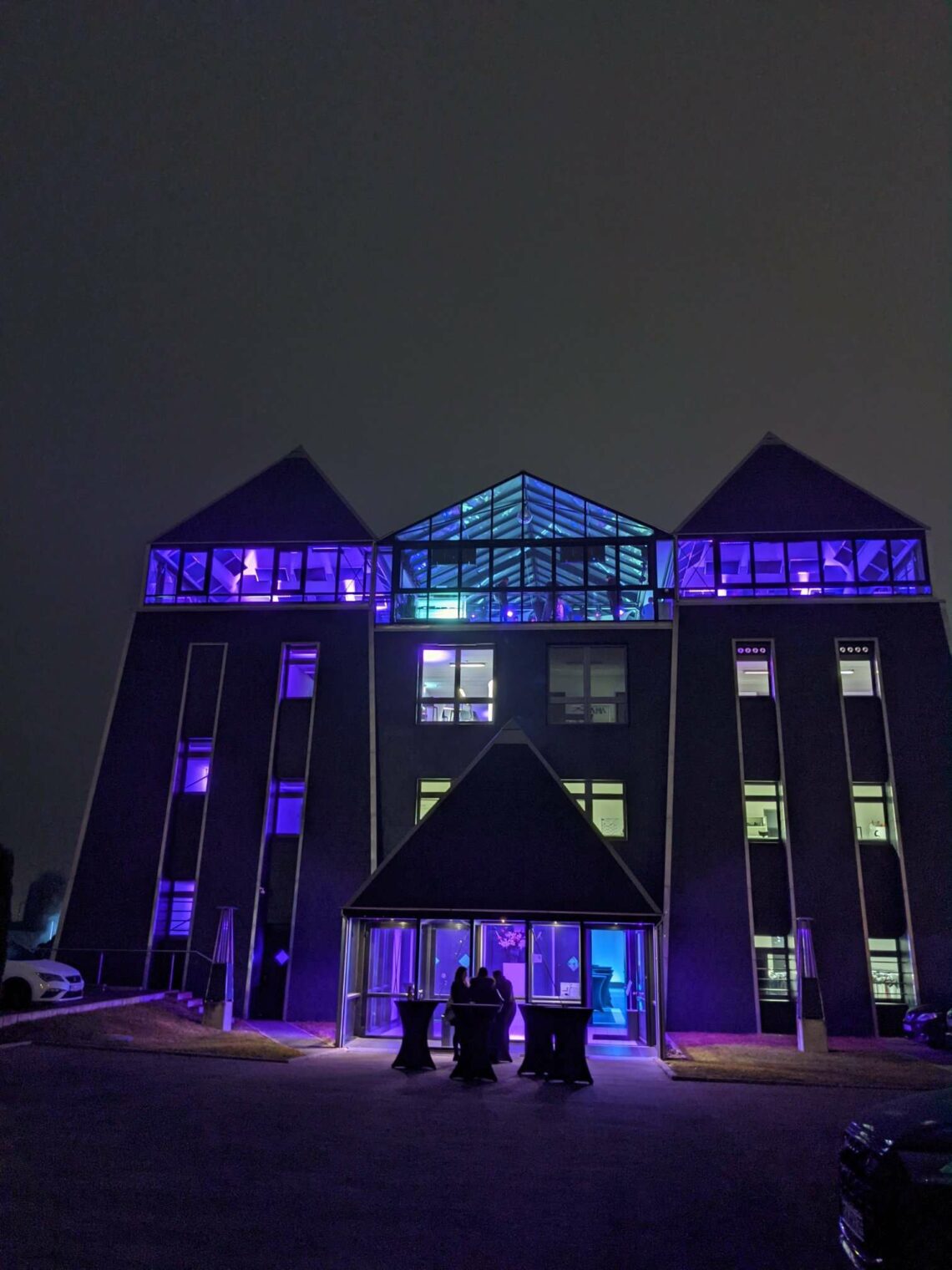 Die Pyramide in Mainz ist beim OMT 2021 im Dunkeln beleuchtet.