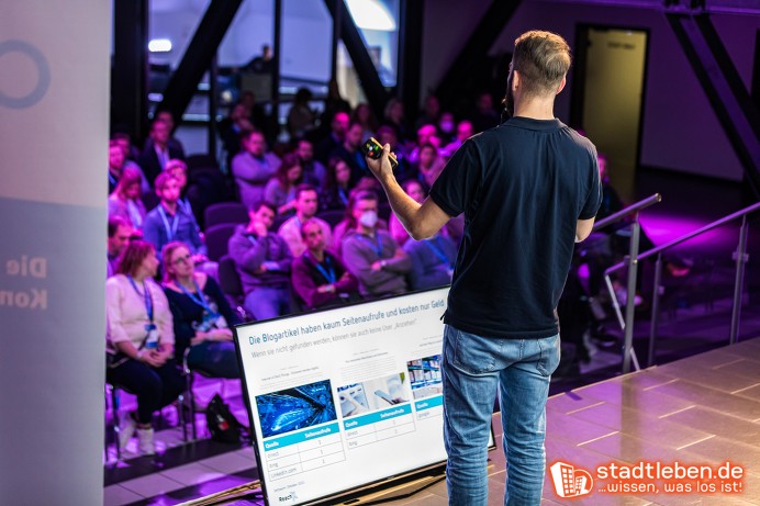 Ein Speaker hält einen Vortrag vor vielen interessierten Online-Marketern am OMT 2021.