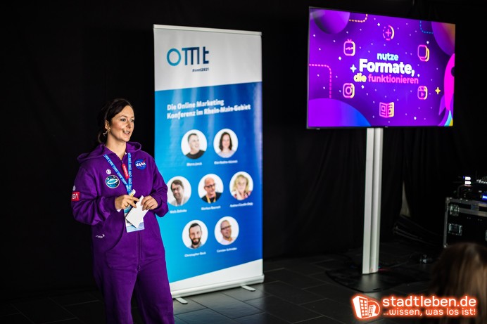Kim Nadine Adamek bei ihrem Vortrag am OMT 2021.